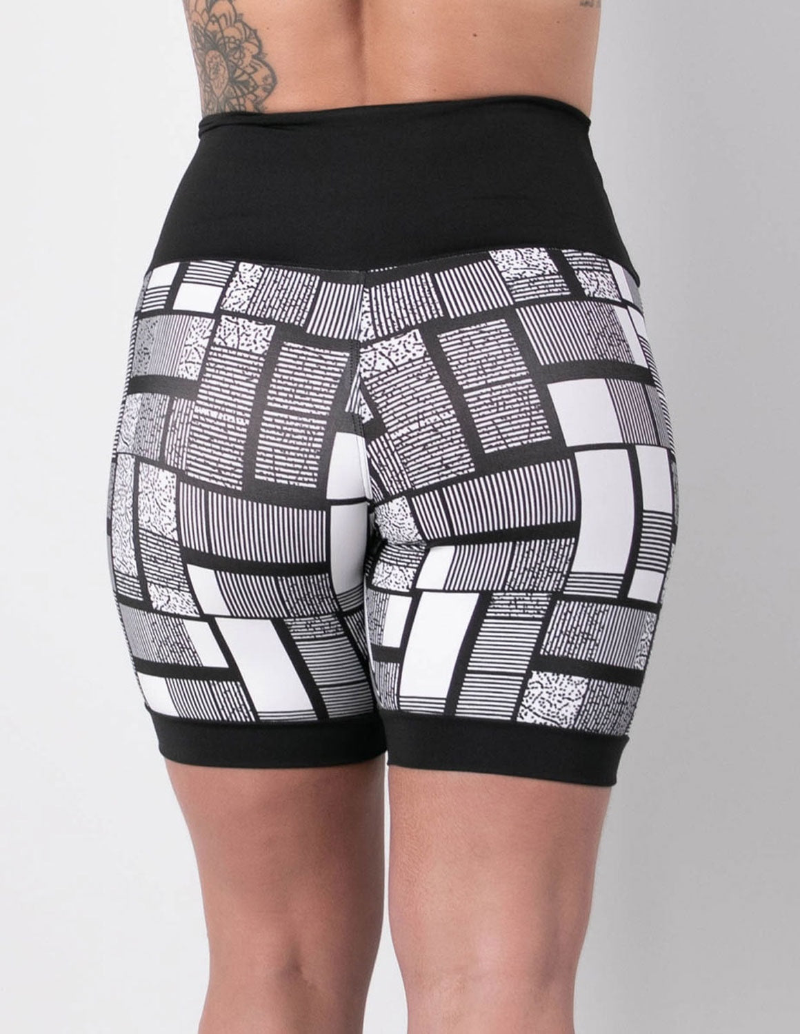 Short Feminino Estampado com Recortes de Tela Preta | Ref: 4.4.4404-3220