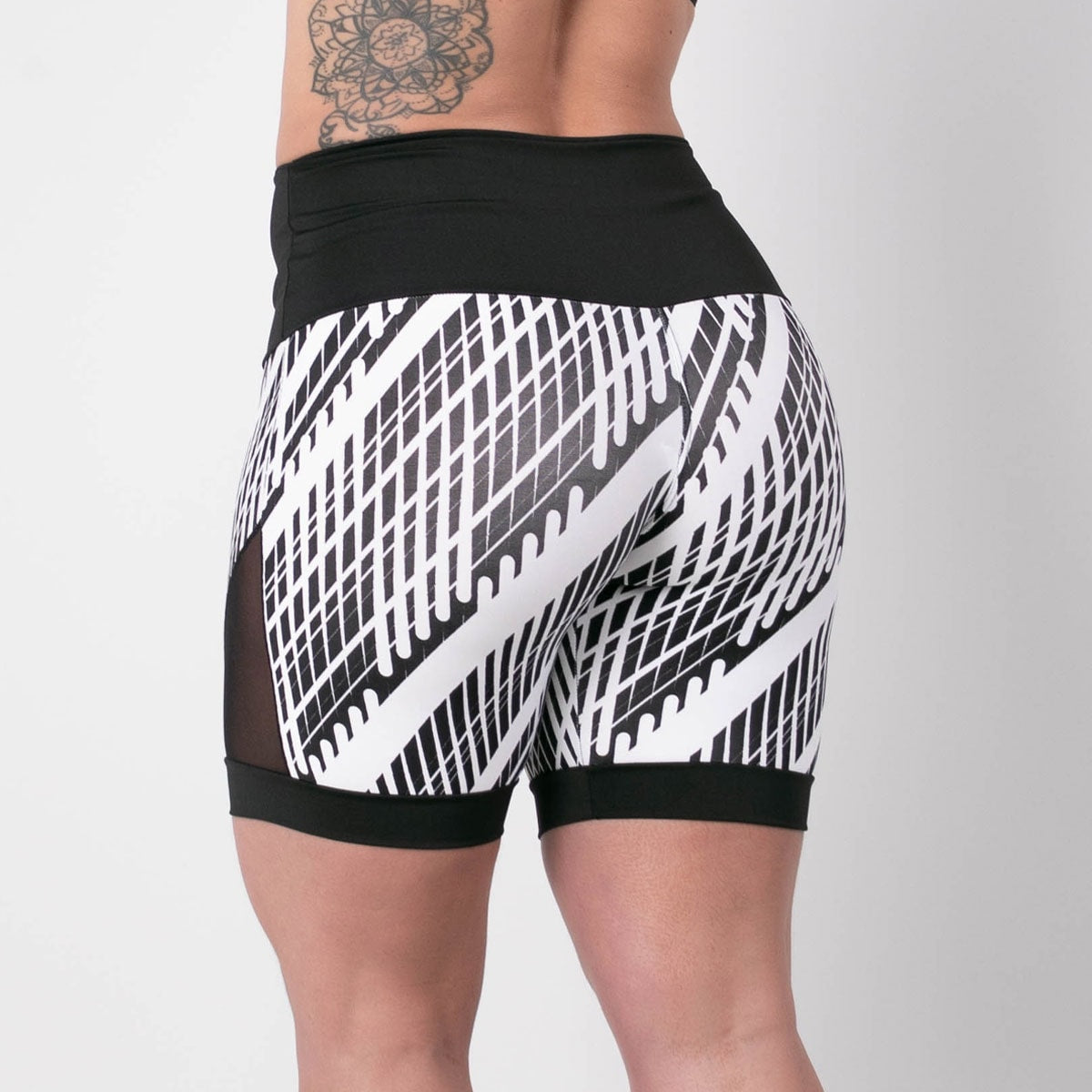 Short com Recortes de Tela Preta e Estampa | Ref: 4.4.4404-3221