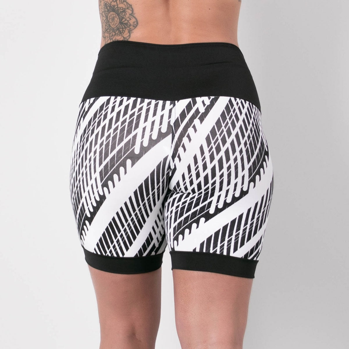 Short com Recortes de Tela Preta e Estampa | Ref: 4.4.4404-3221