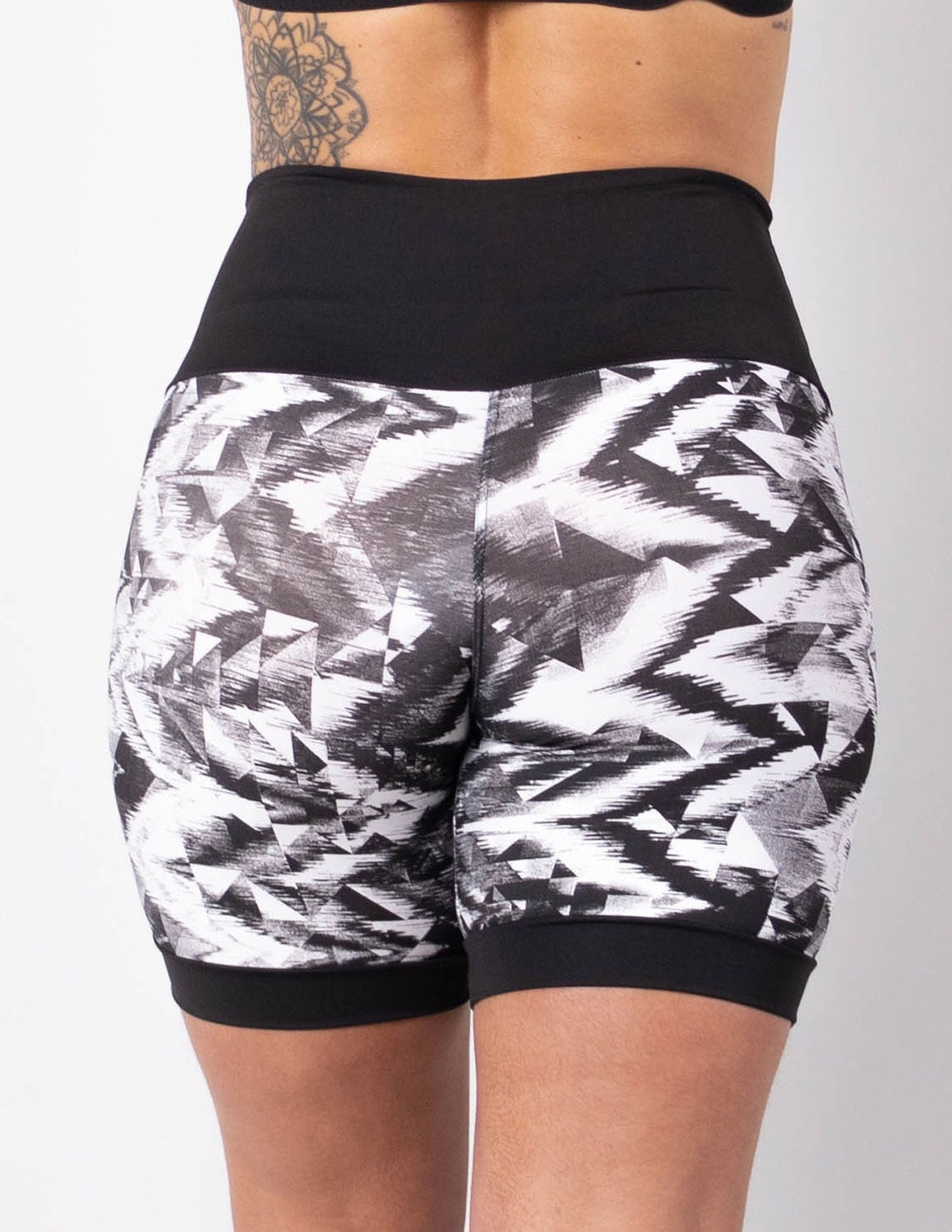 Short Fitness com Estampa e Tela Preta nas Laterais | Ref: 4.4.4404-3232