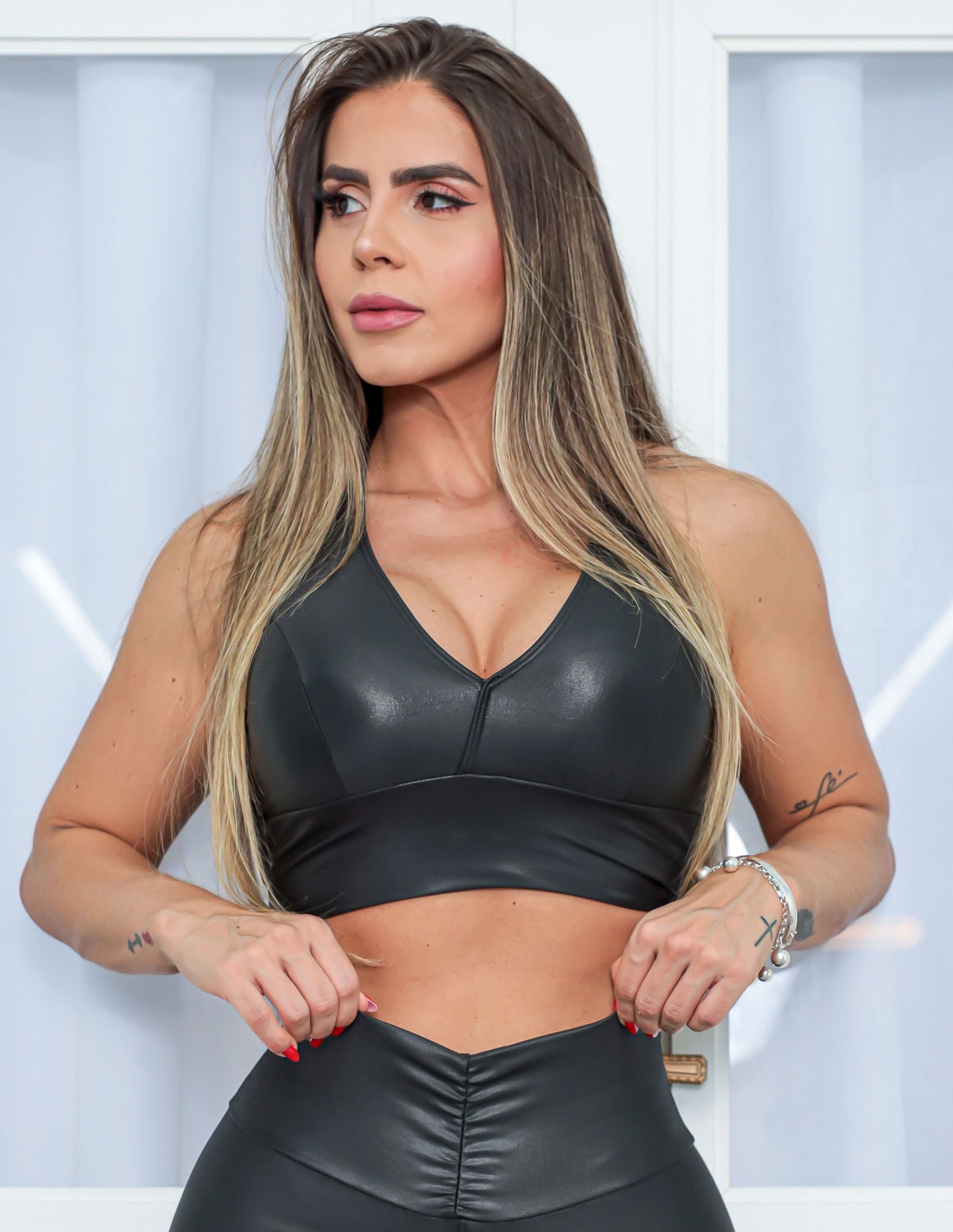 Conjunto Feminino em Cirrê Preto com Calça Empina Bumbum e Cropped | Ref: 8.8.0169-01
