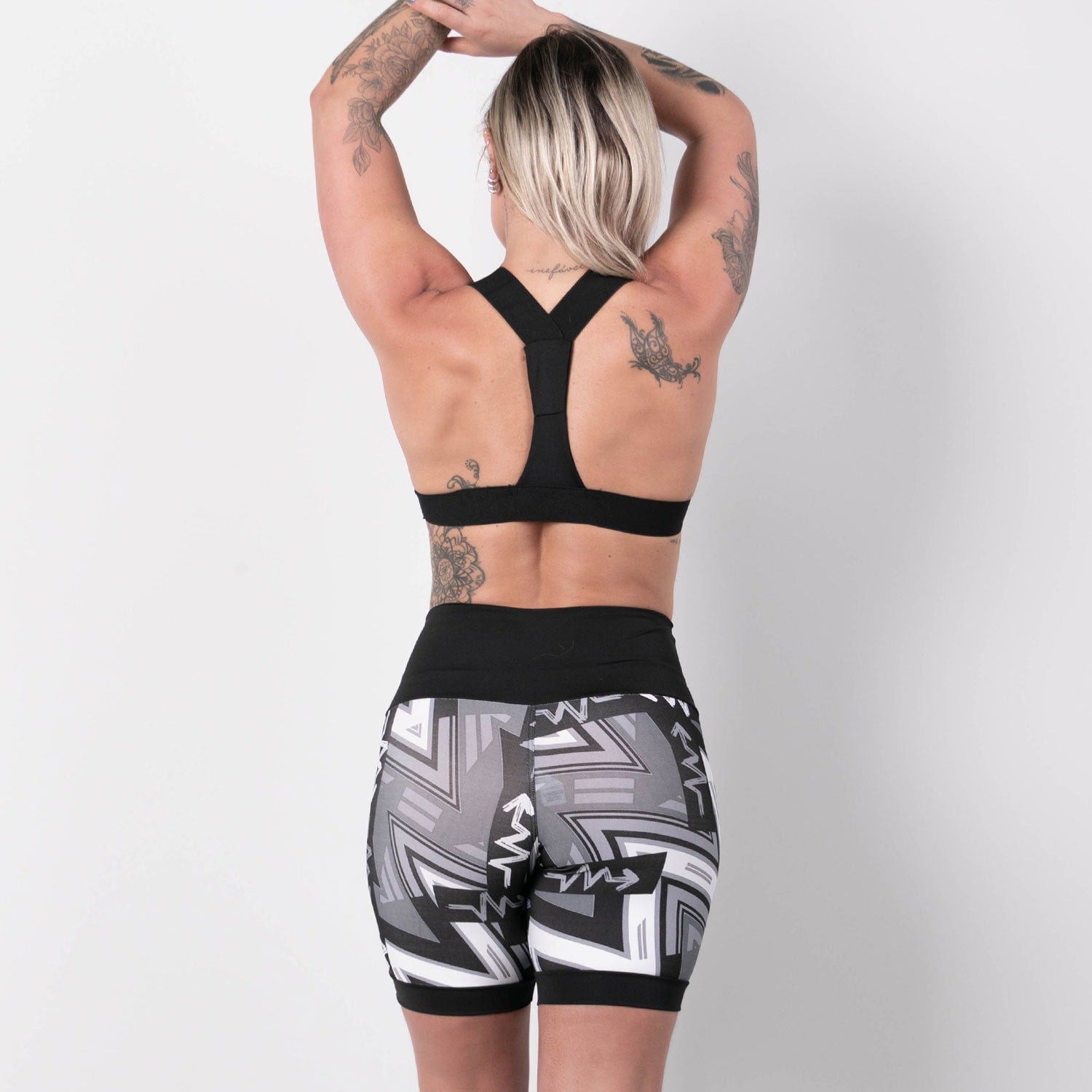 Conjunto Fitness Top com Bojo e Short Estampado com Recortes em Tela | Ref: 8.8.0177-3219