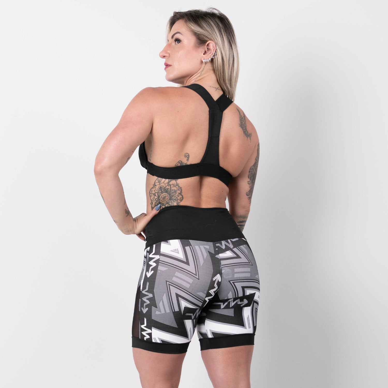 Conjunto Fitness Top com Bojo e Short Estampado com Recortes em Tela | Ref: 8.8.0177-3219