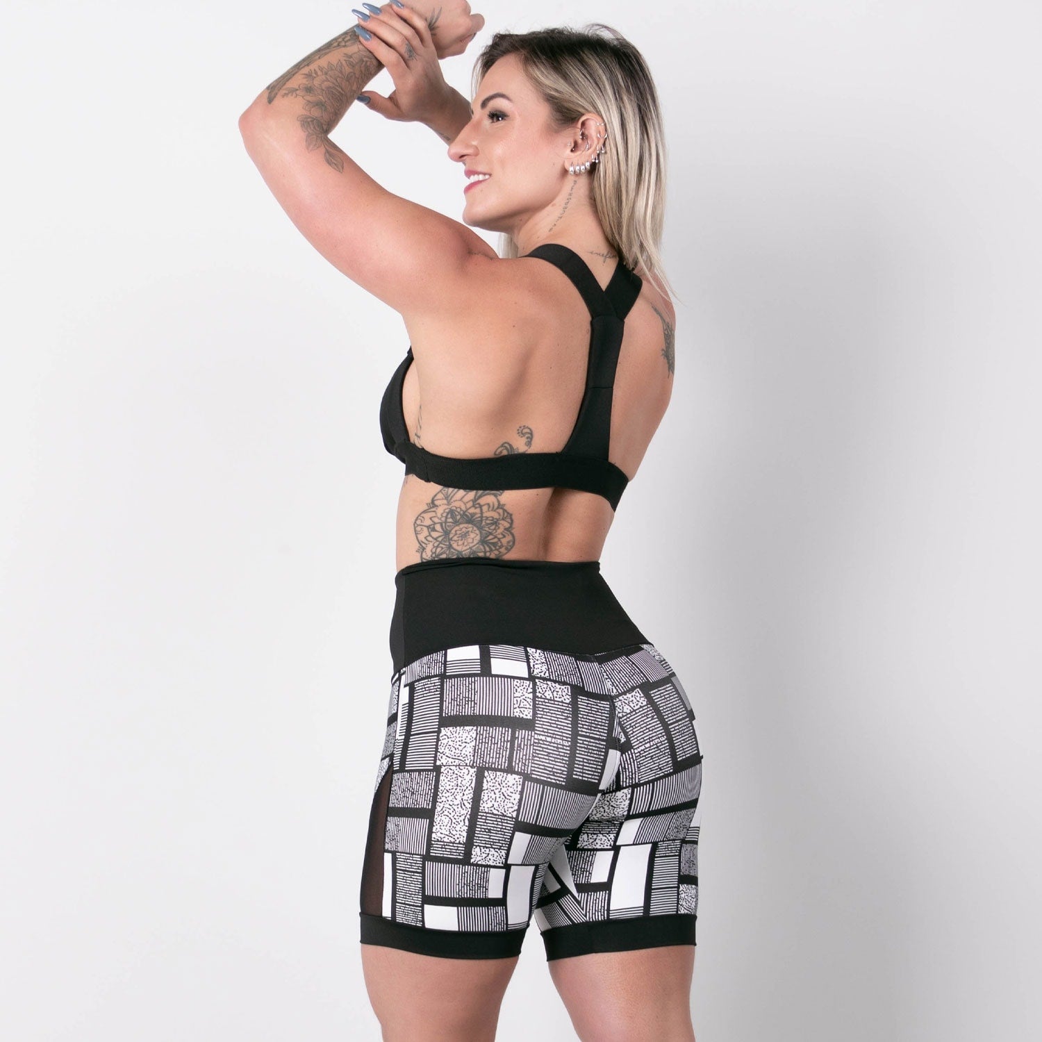 Conjunto Shortinho Estampado com Recortes em Tela e Top Preto com Bojo | Ref: 8.8.0177-3220