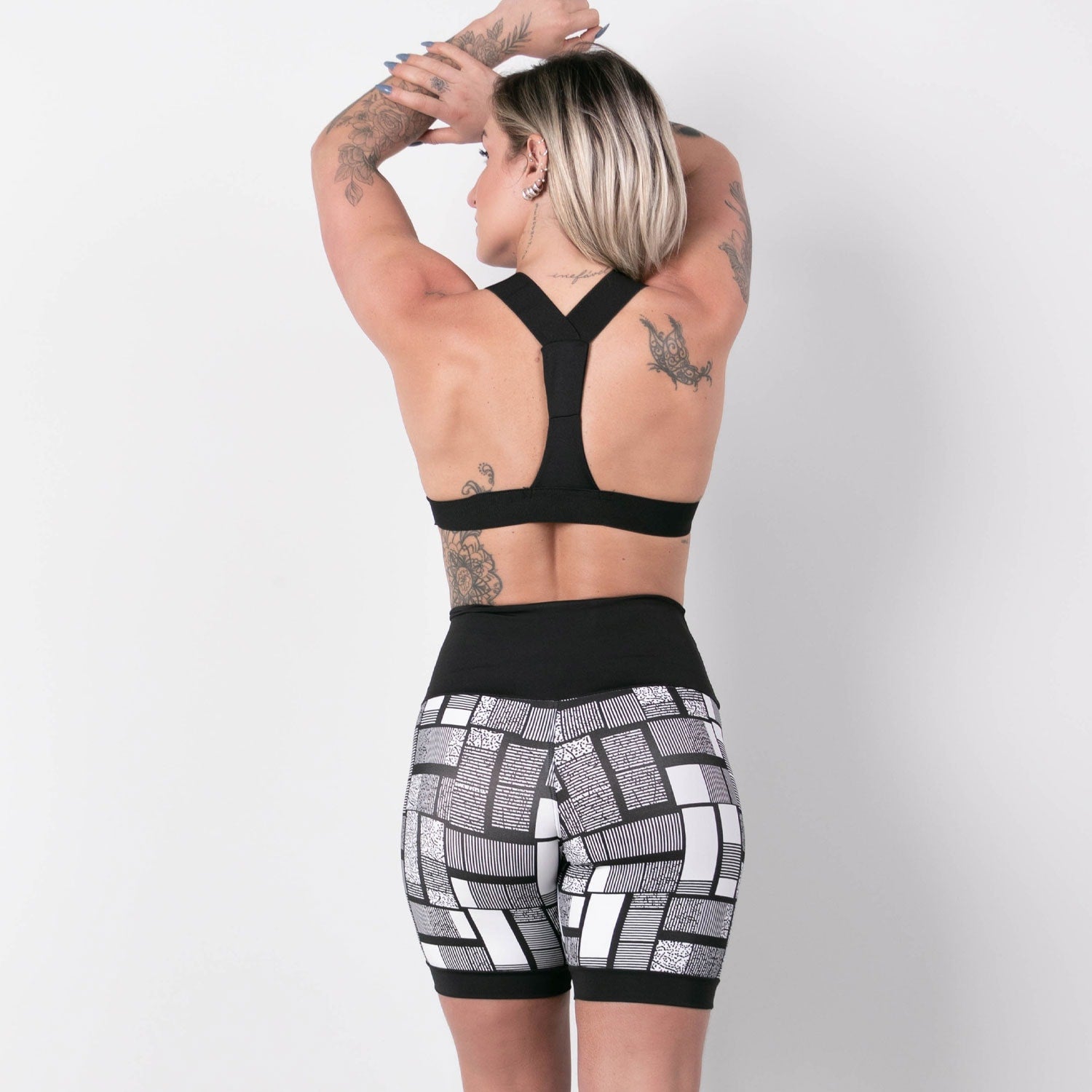 Conjunto Shortinho Estampado com Recortes em Tela e Top Preto com Bojo | Ref: 8.8.0177-3220