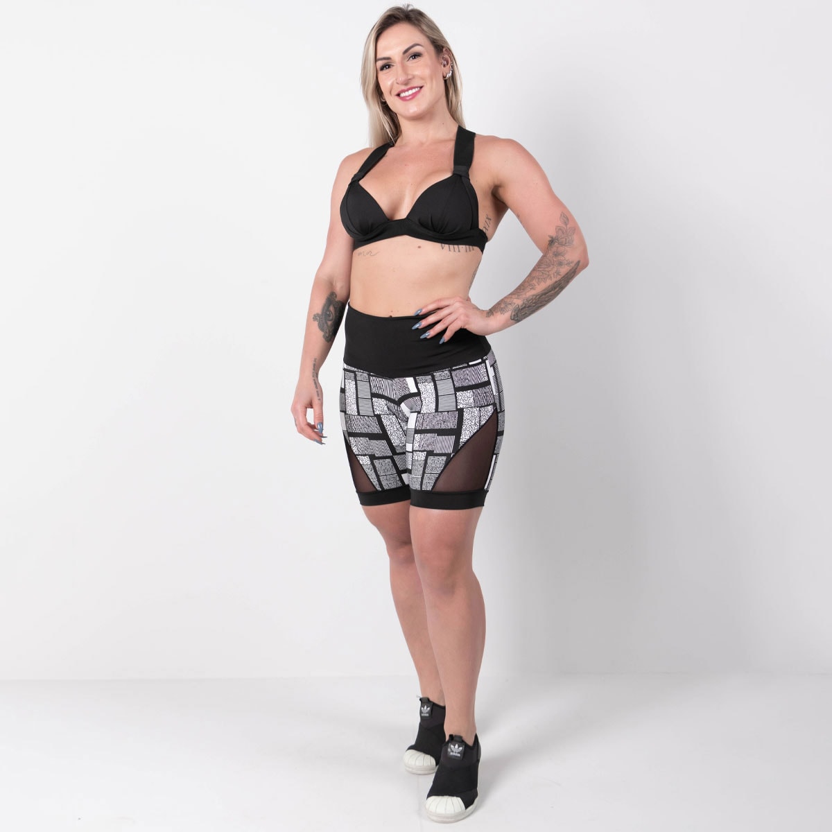 Conjunto Shortinho Estampado com Recortes em Tela e Top Preto com Bojo | Ref: 8.8.0177-3220