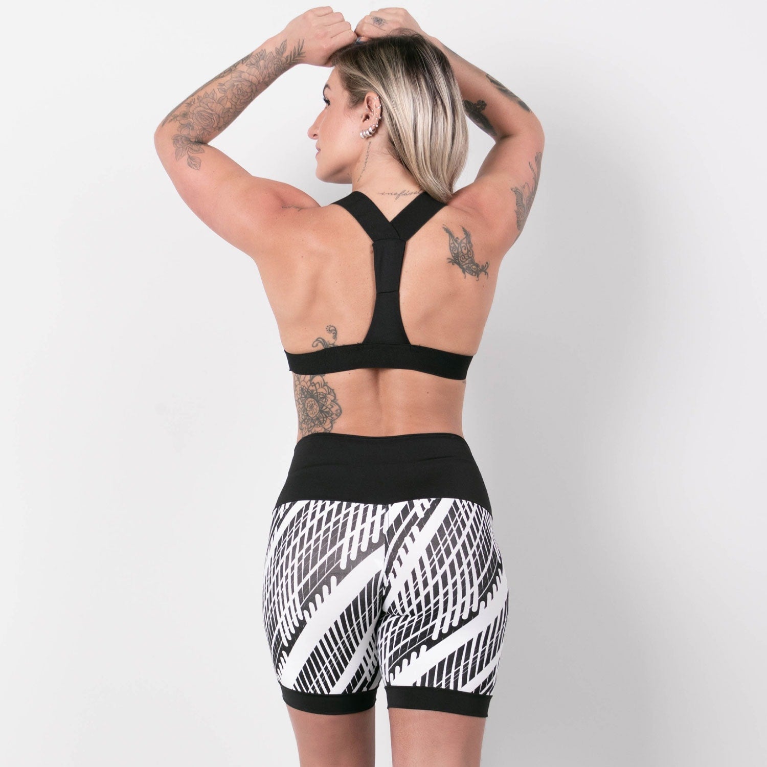 Conjunto Fitness Short Estampado com Recortes em Tela e Top Preto com Bojo | Ref: 8.8.0177-3221