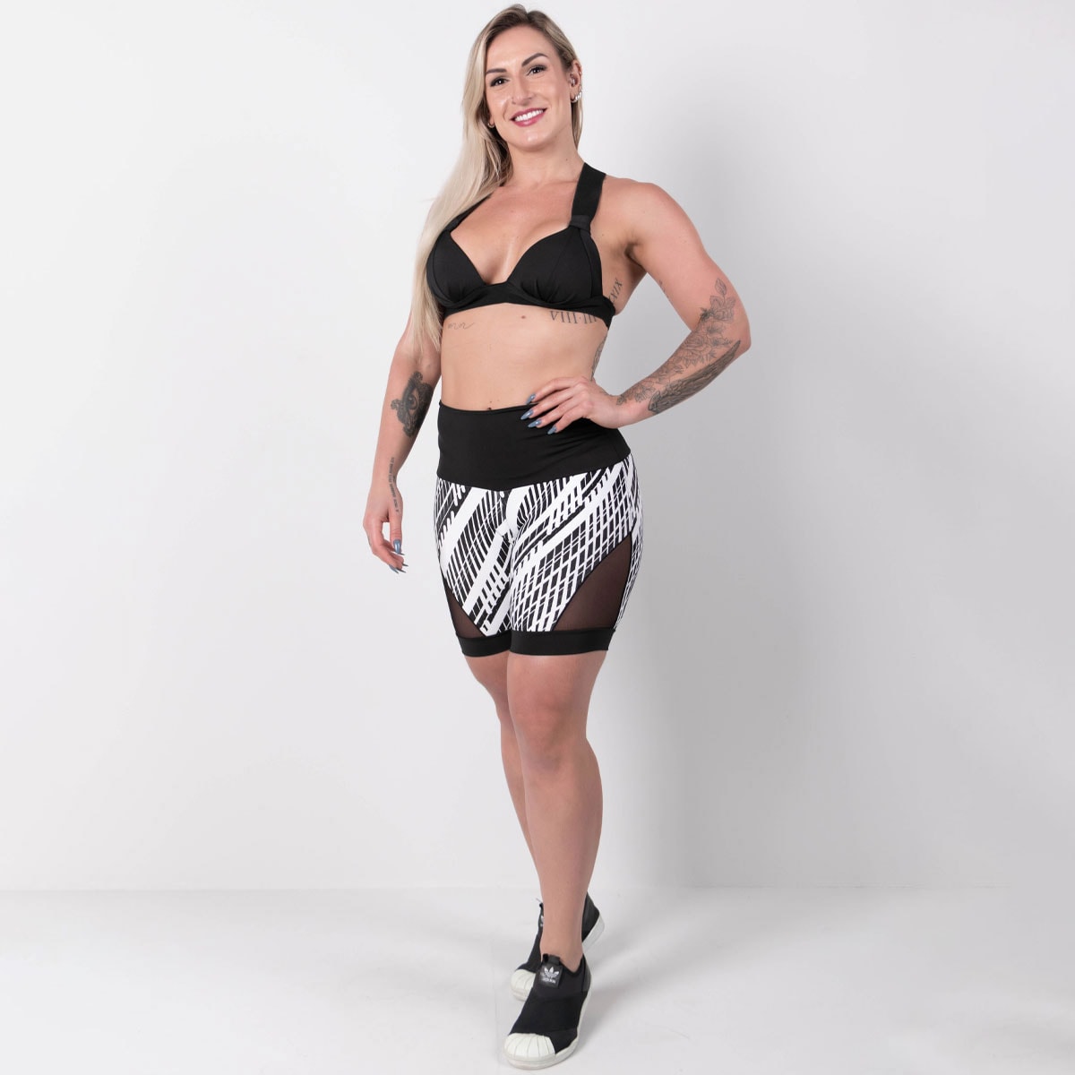 Conjunto Fitness Short Estampado com Recortes em Tela e Top Preto com Bojo | Ref: 8.8.0177-3221