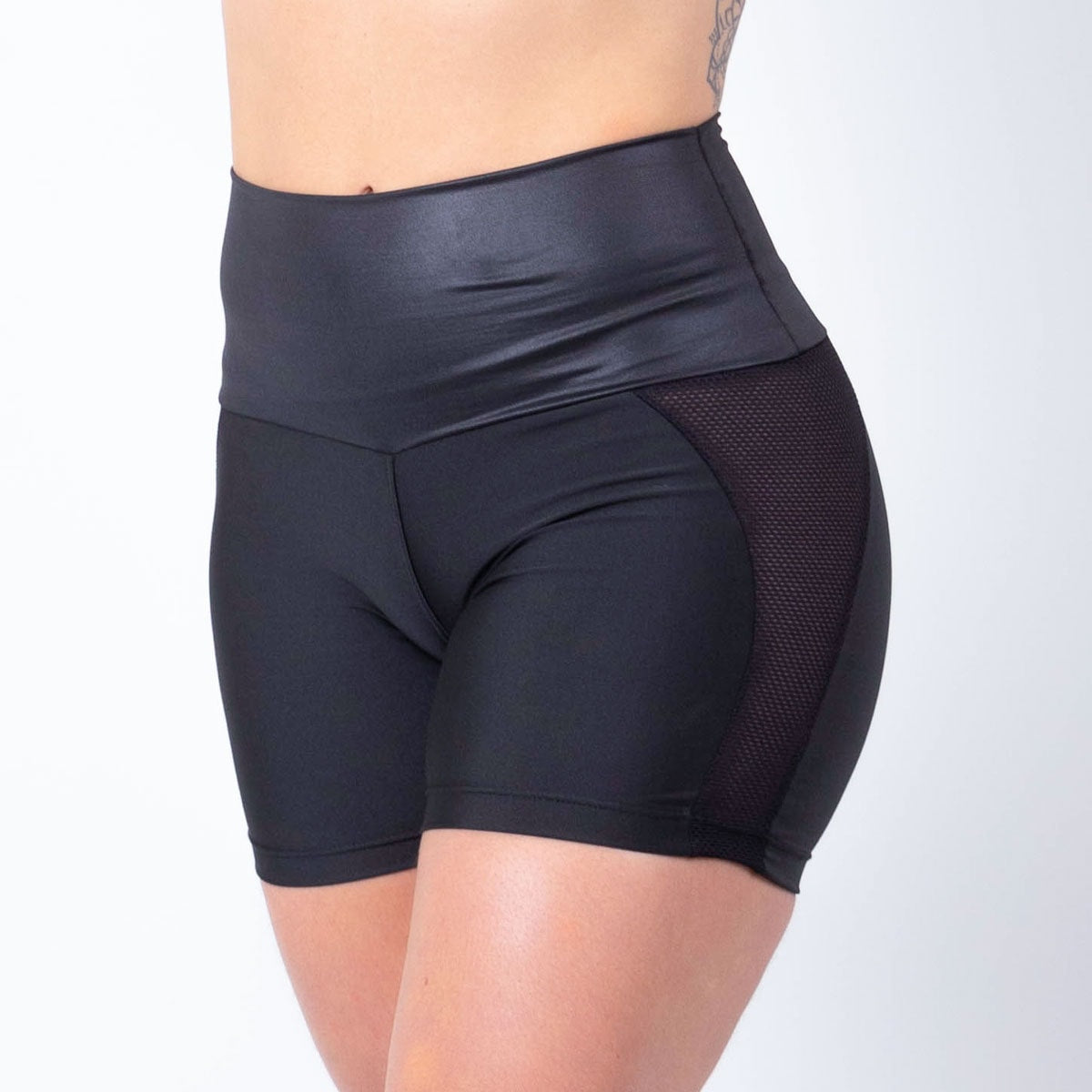 Short Preto com Detalhes em Cirrê e Recortes Laterais de Tela Preta | Ref: 4.4.4192-01CIRRÊ