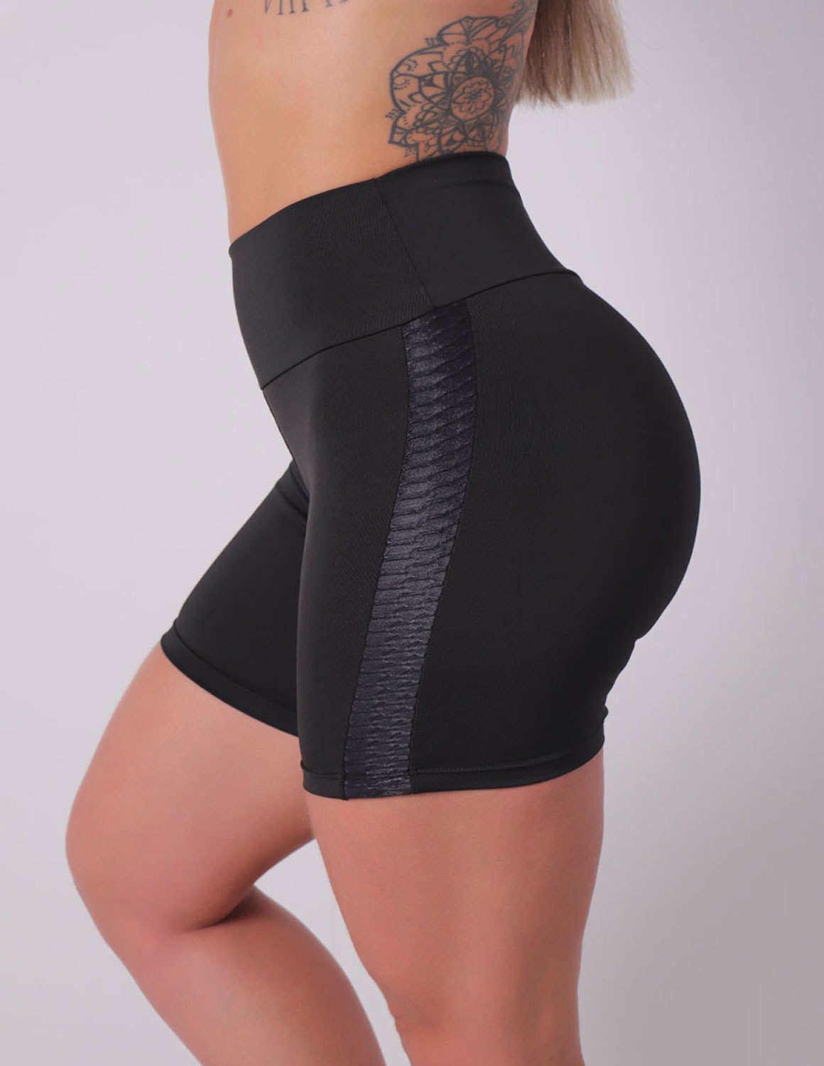 Short Preto com Recorte Texturizado nas Laterais | Ref: 4.4.4416-01