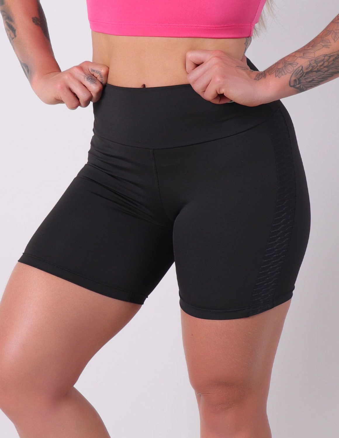 Short Preto com Recorte Texturizado nas Laterais | Ref: 4.4.4416-01