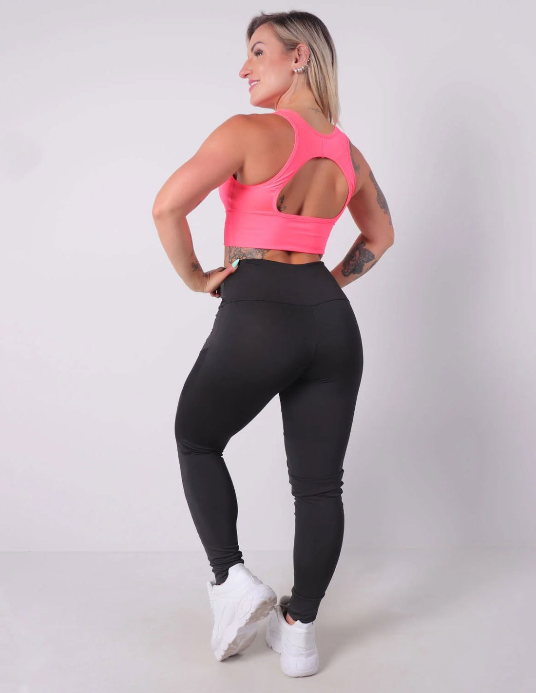 Conjunto Fitness Calça Preta com Tela  e Cropped Rosa Neon com Bojo Removível | Ref: 8.8.0179-0139