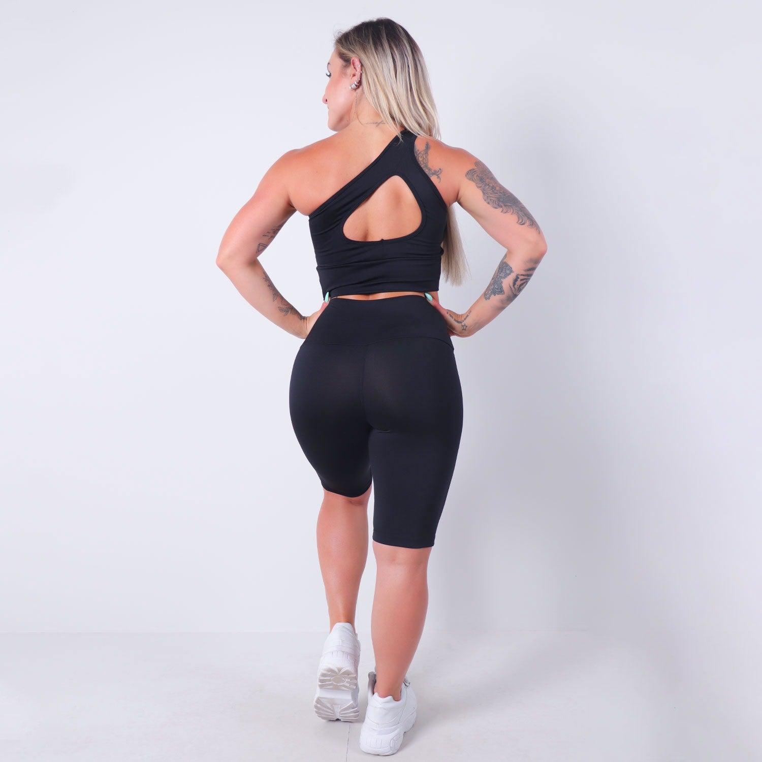 Conjunto Fitness Preto Cropped com Bojo e Bermuda Ciclista | Ref: 8.8.0184-01