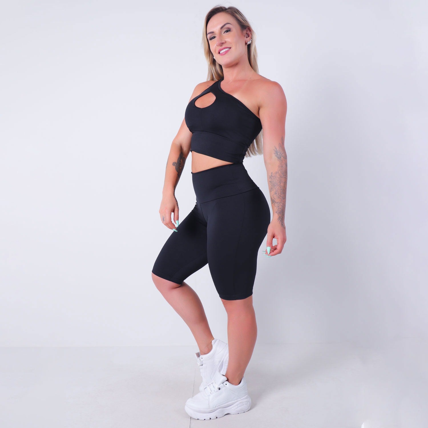 Conjunto Fitness Preto Cropped com Bojo e Bermuda Ciclista | Ref: 8.8.0184-01