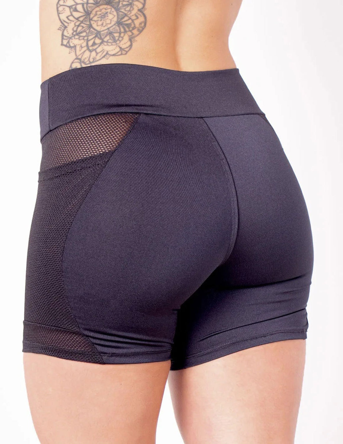 Bermuda Meia Coxa Preta com Bolsos Laterais e Recortes de Tela | Ref: 4.4.4397-01