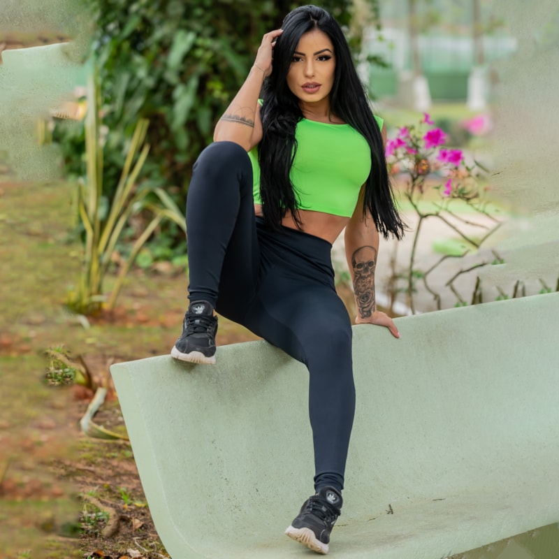 Look Fitness com Cropped Verde Neon e Calça Preta Empina Bumbum | Ref: 6.6.0095-0132
