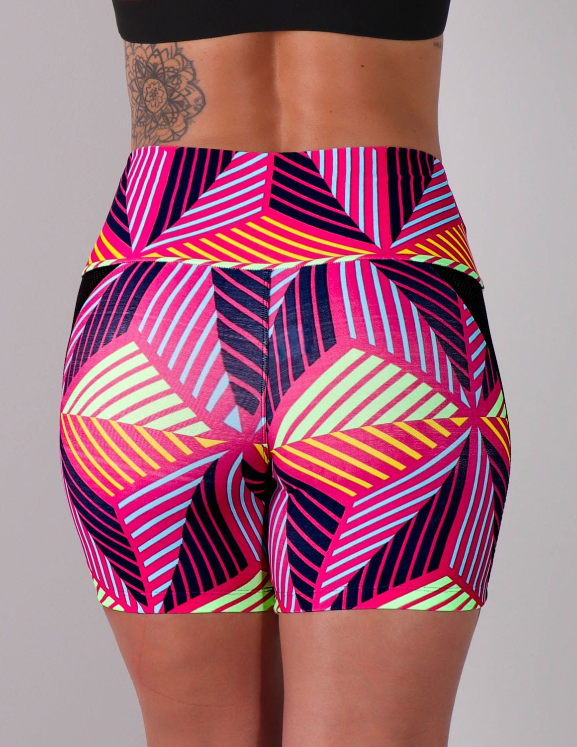 Short Feminino Estampado com Recortes Laterais de Tela Preta | Ref: 4.4.4192-3151