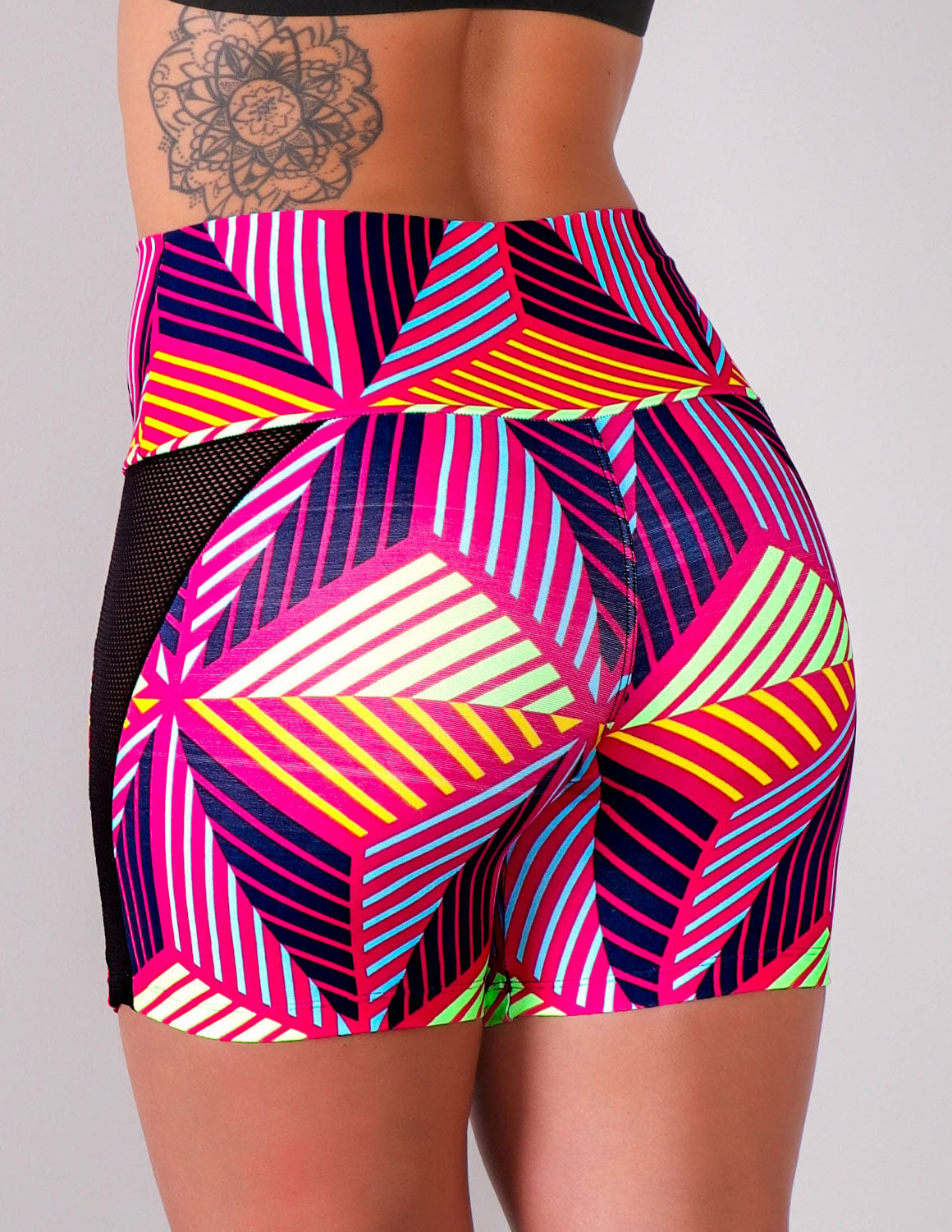 Short Feminino Estampado com Recortes Laterais de Tela Preta | Ref: 4.4.4192-3151