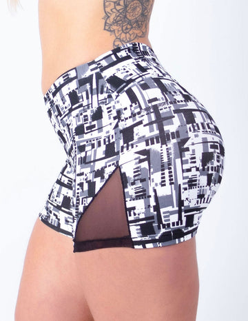 Short Feminino Estampado com Recortes de Tela Preta | Ref: 4.4.4404-3225