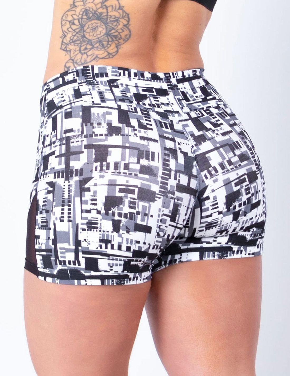 Short Feminino Estampado com Recortes de Tela Preta | Ref: 4.4.4404-3225
