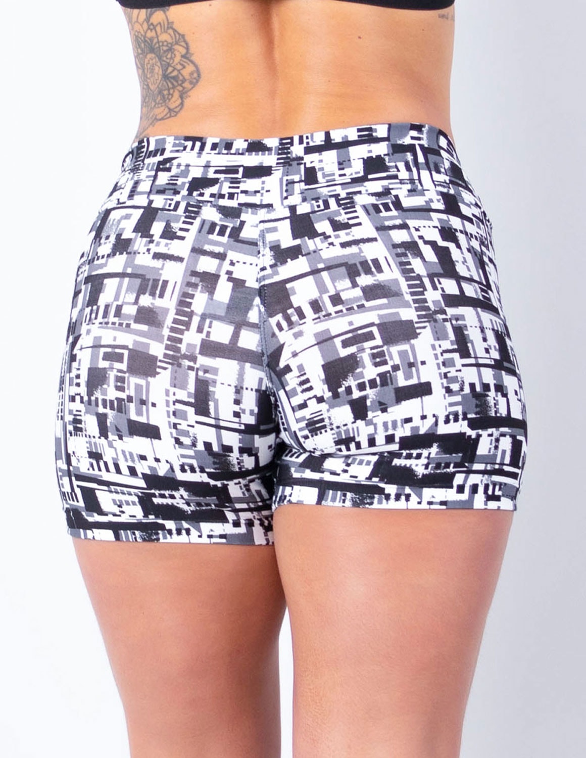 Short Feminino Estampado com Recortes de Tela Preta | Ref: 4.4.4404-3225