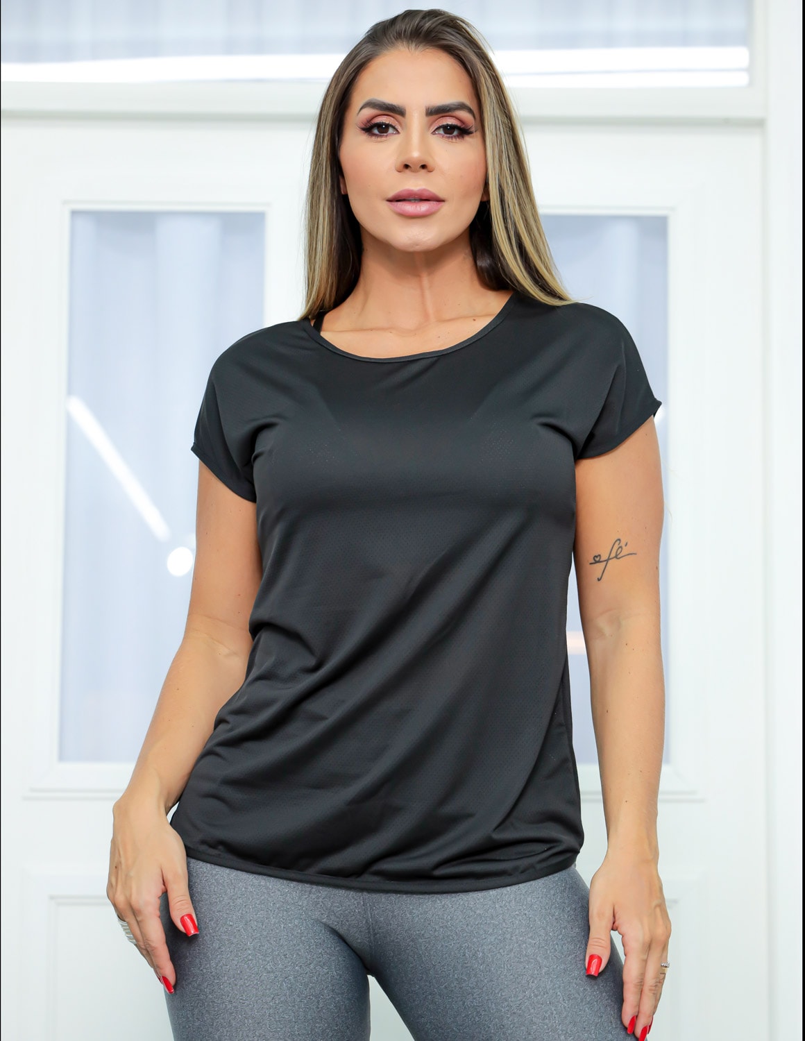 Blusa Preta de Academia em Dry Fit com Manguinhas