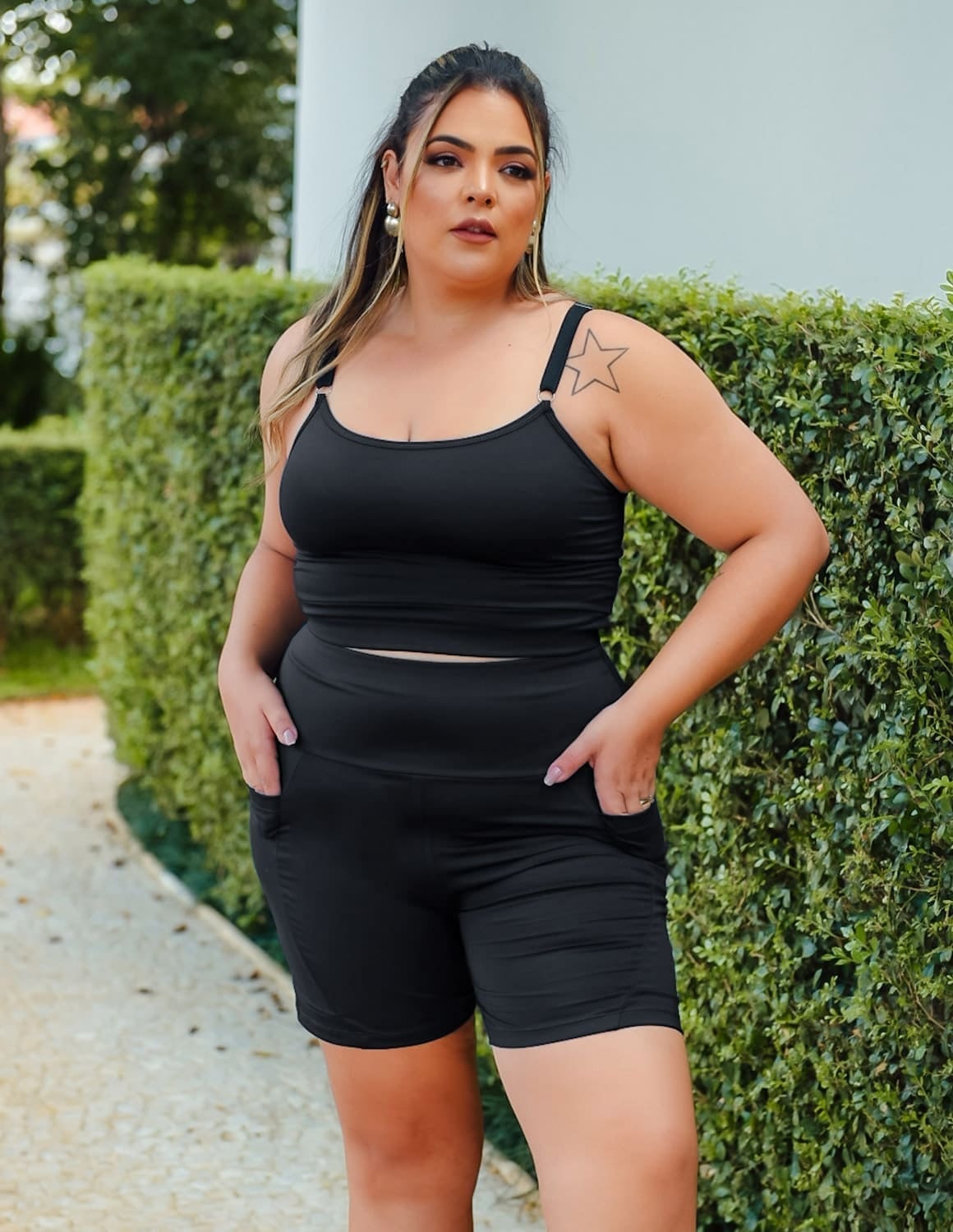 Cropped Preto Plus Size com Alças Reguláveis