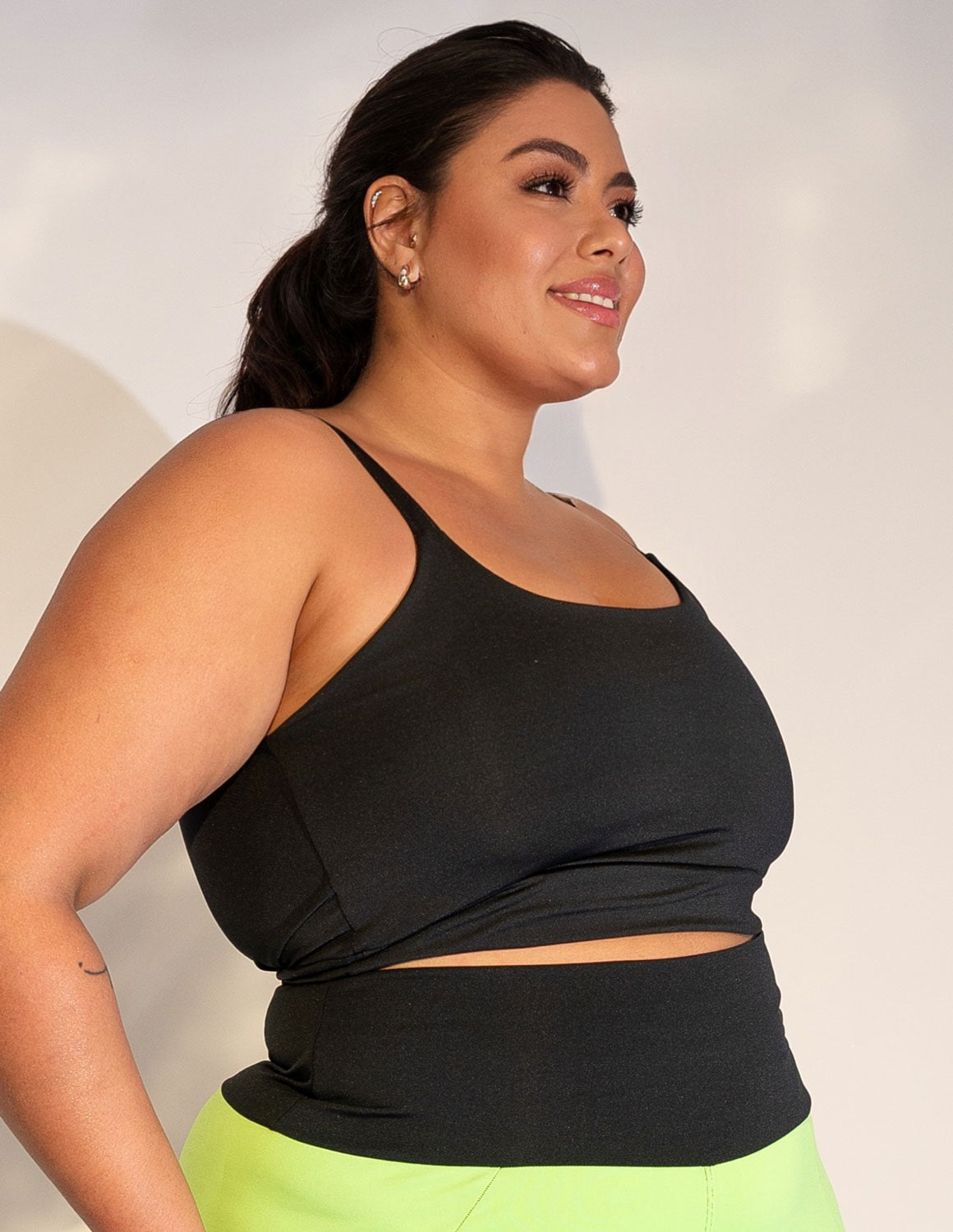 Cropped Preto Plus Size com Alças Reguláveis