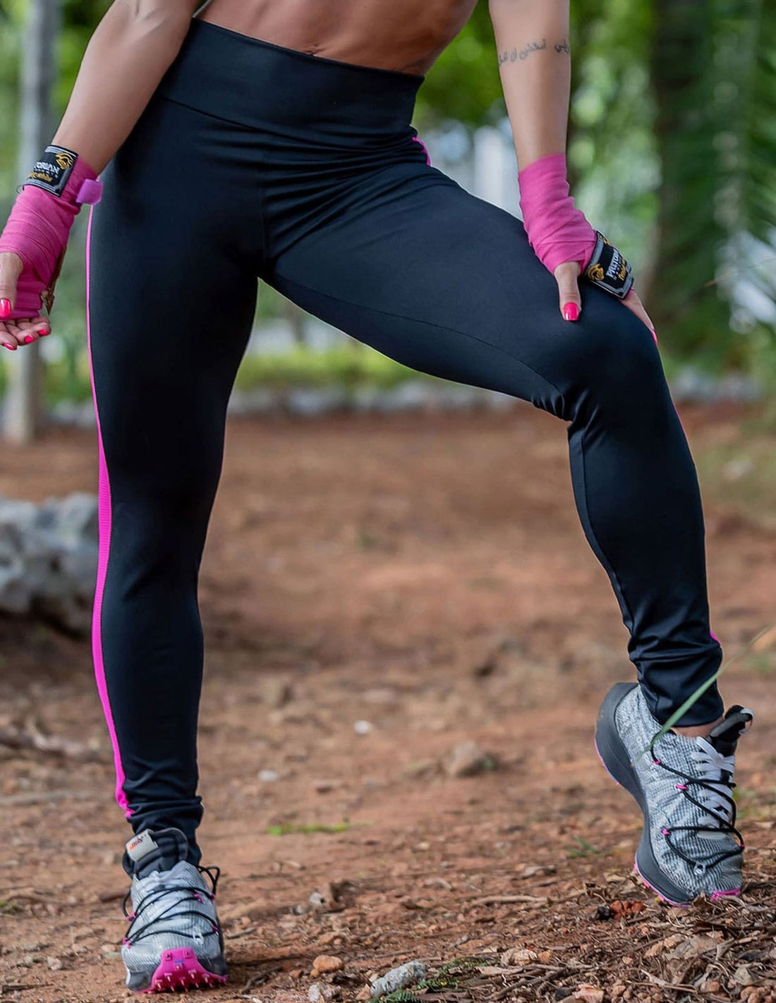 Calça Punho Fitness Preta com Tela de Poliamida Rosa | Ref: 4.4.4259-0121-G