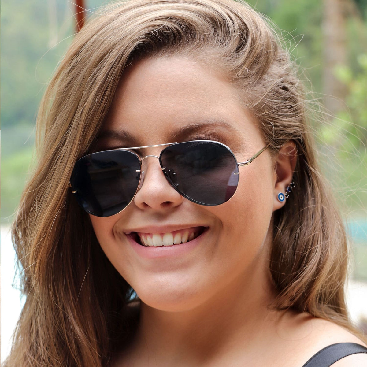 Óculos de Sol Aviador com Lentes Pretas e Armação Dourada | Ref: OC-0070