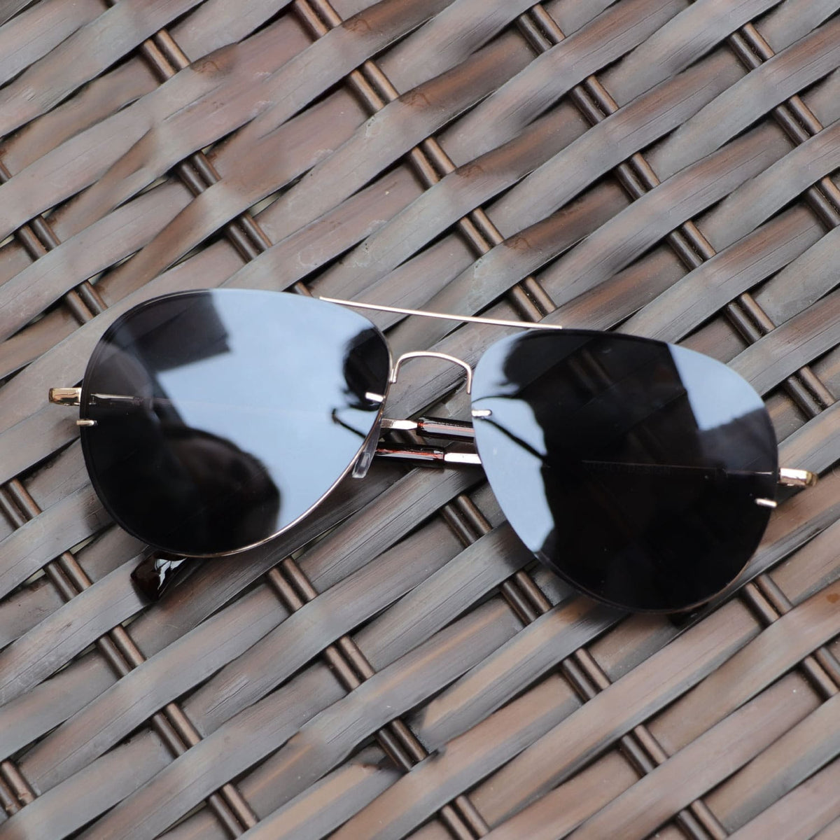 Óculos de Sol Aviador com Lentes Pretas e Armação Dourada | Ref: OC-0070