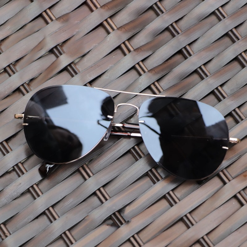 Óculos de Sol Aviador com Lentes Pretas e Armação Dourada | Ref: OC-0070