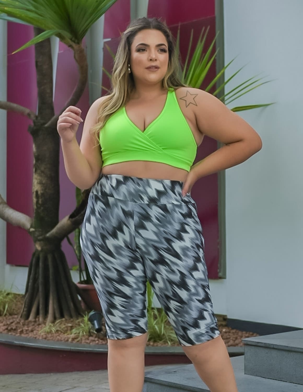 Conjunto Plus Size com Top Verde Neon sem bojo e Bermuda Ciclista Estampada | Ref: 8.8.0202-3240-32