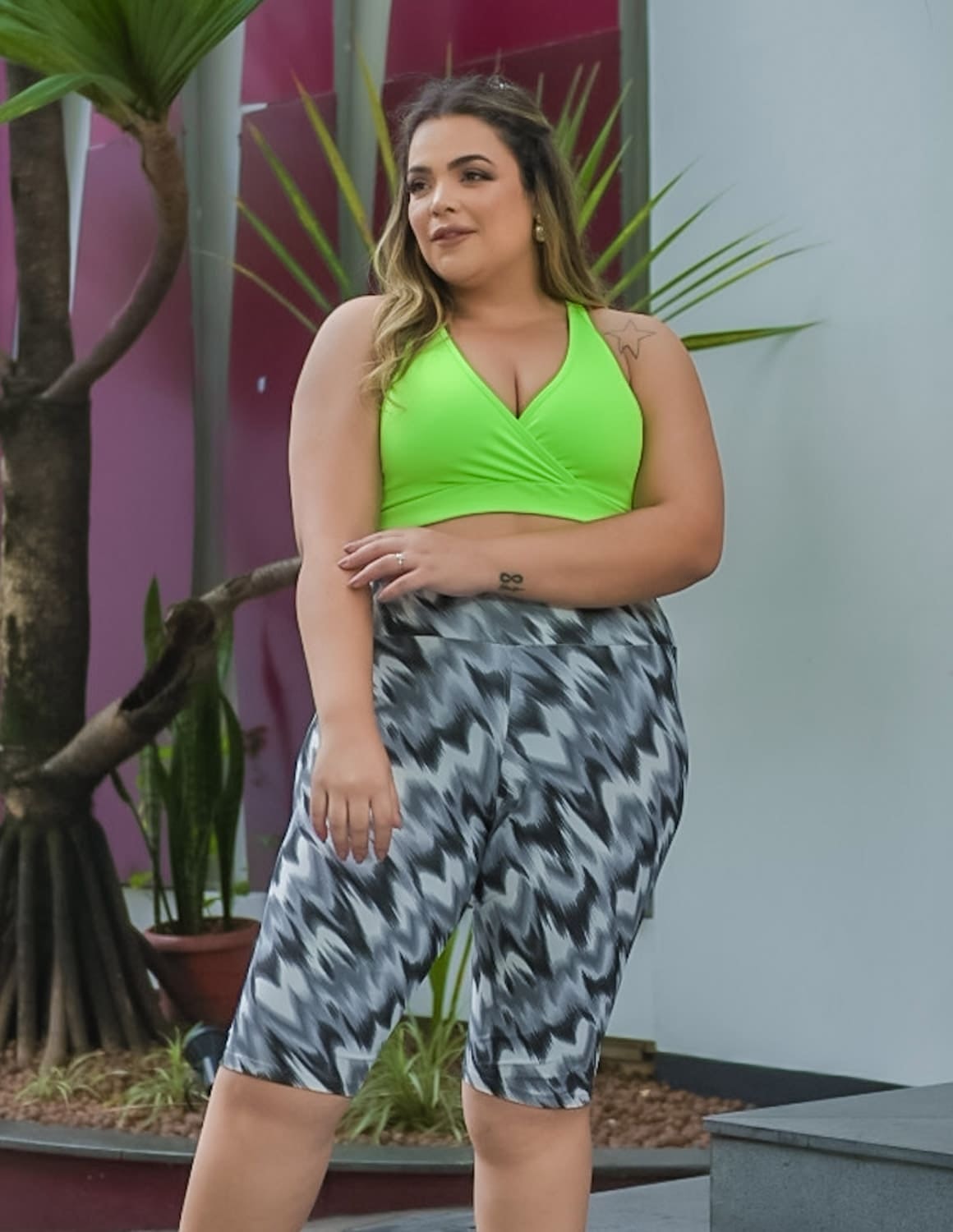 Conjunto Plus Size com Top Verde Neon sem bojo e Bermuda Ciclista Estampada | Ref: 8.8.0202-3240-32