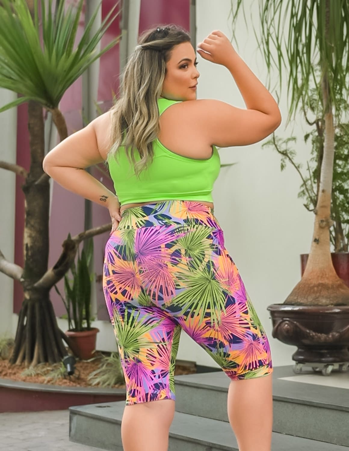 Conjunto Plus Size com Bermuda Ciclista Estampada e Top sem Bojo Verde Neon | Ref: 8.8.0200-3242-32