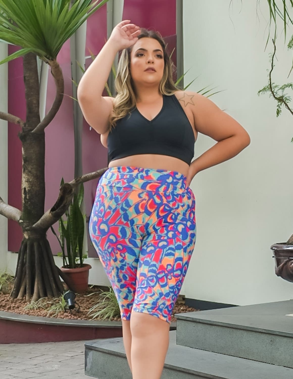 Conjunto Feminino Fitness Plus Size com Bermuda Ciclista Estampada e Top Preto sem Bojo | Ref: 8.8.0201-3237-01