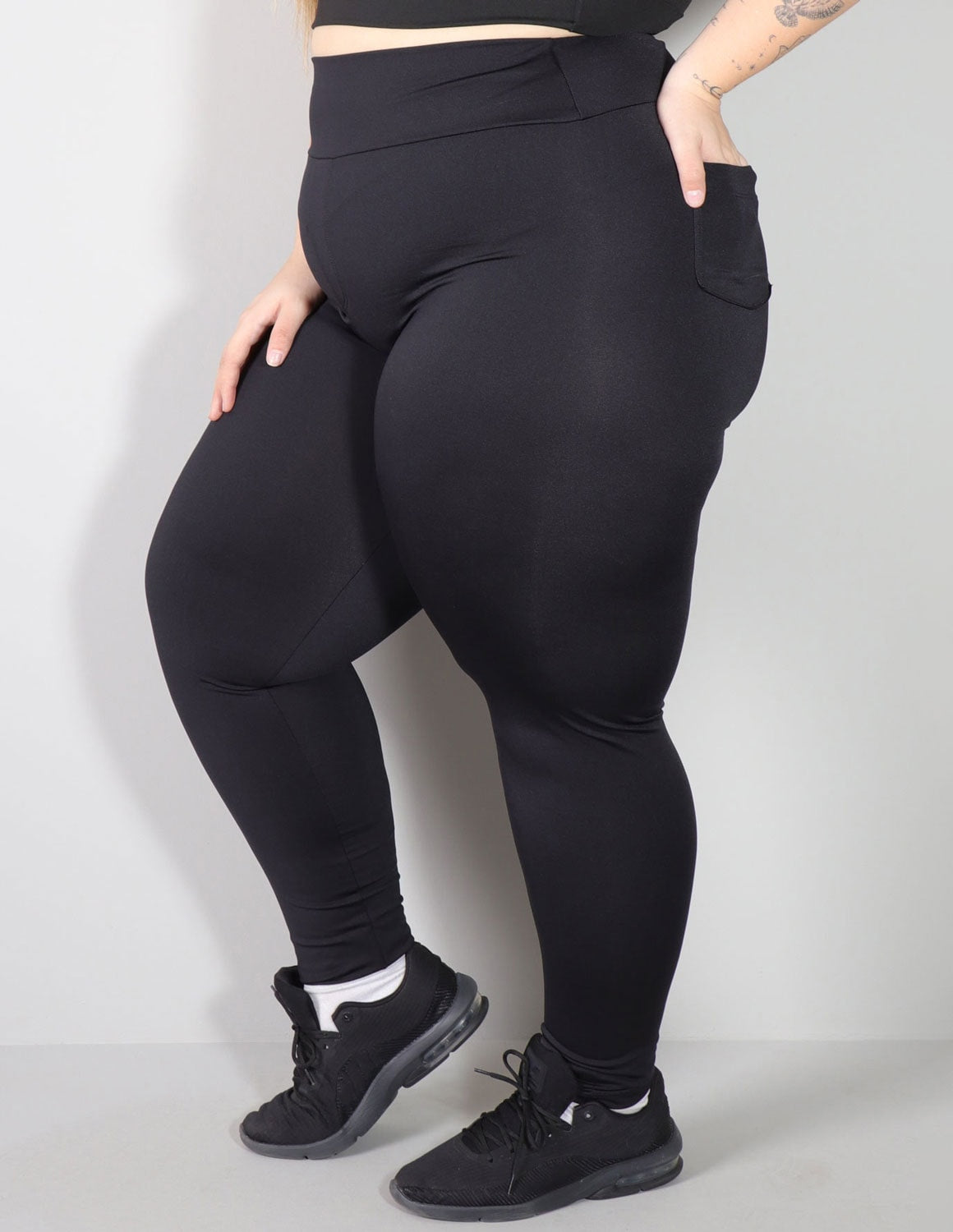 Calça Feminina Preta Plus Size com Bolsos | Ref: 4.4.4156-01