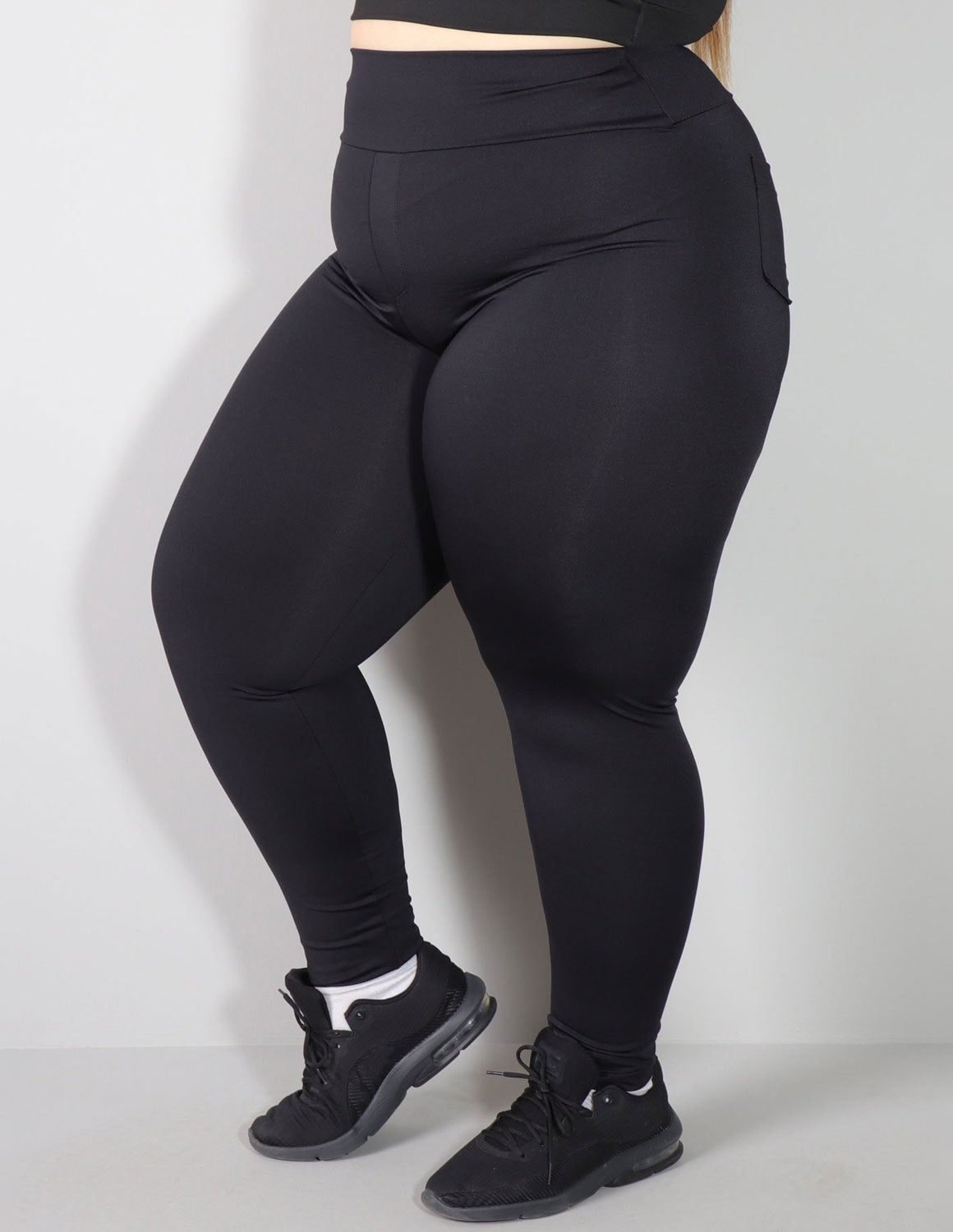 Calça Feminina Preta Plus Size com Bolsos | Ref: 4.4.4156-01