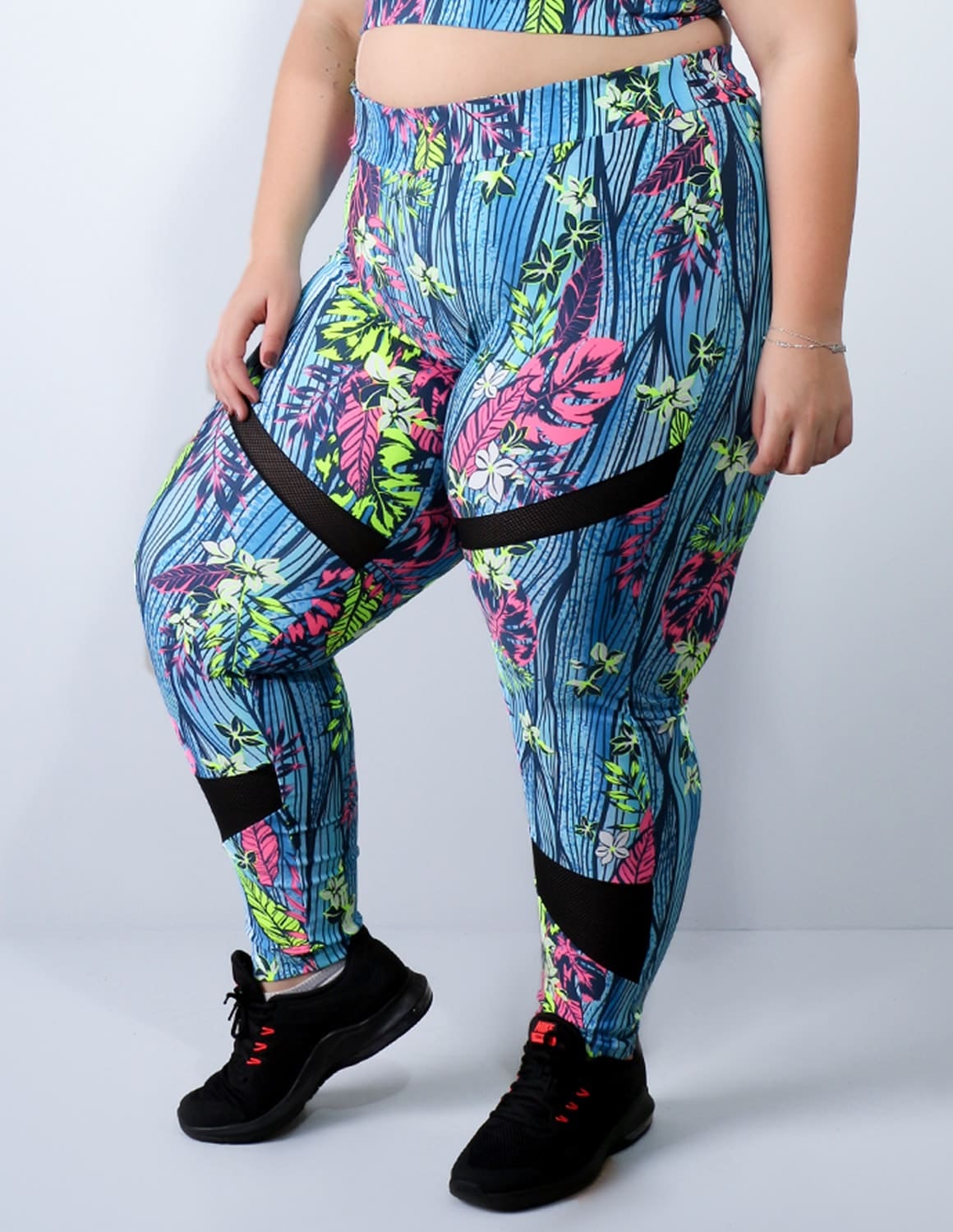 Calça Plus Size Estampada com Recorte de Tela nas Pernas | Ref: 4.4.1770-3099