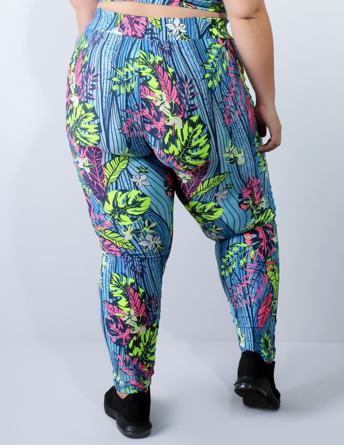 Calça Plus Size Estampada com Recorte de Tela nas Pernas | Ref: 4.4.1770-3099