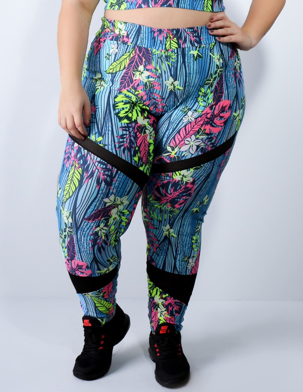 Calça Plus Size Estampada com Recorte de Tela nas Pernas | Ref: 4.4.1770-3099