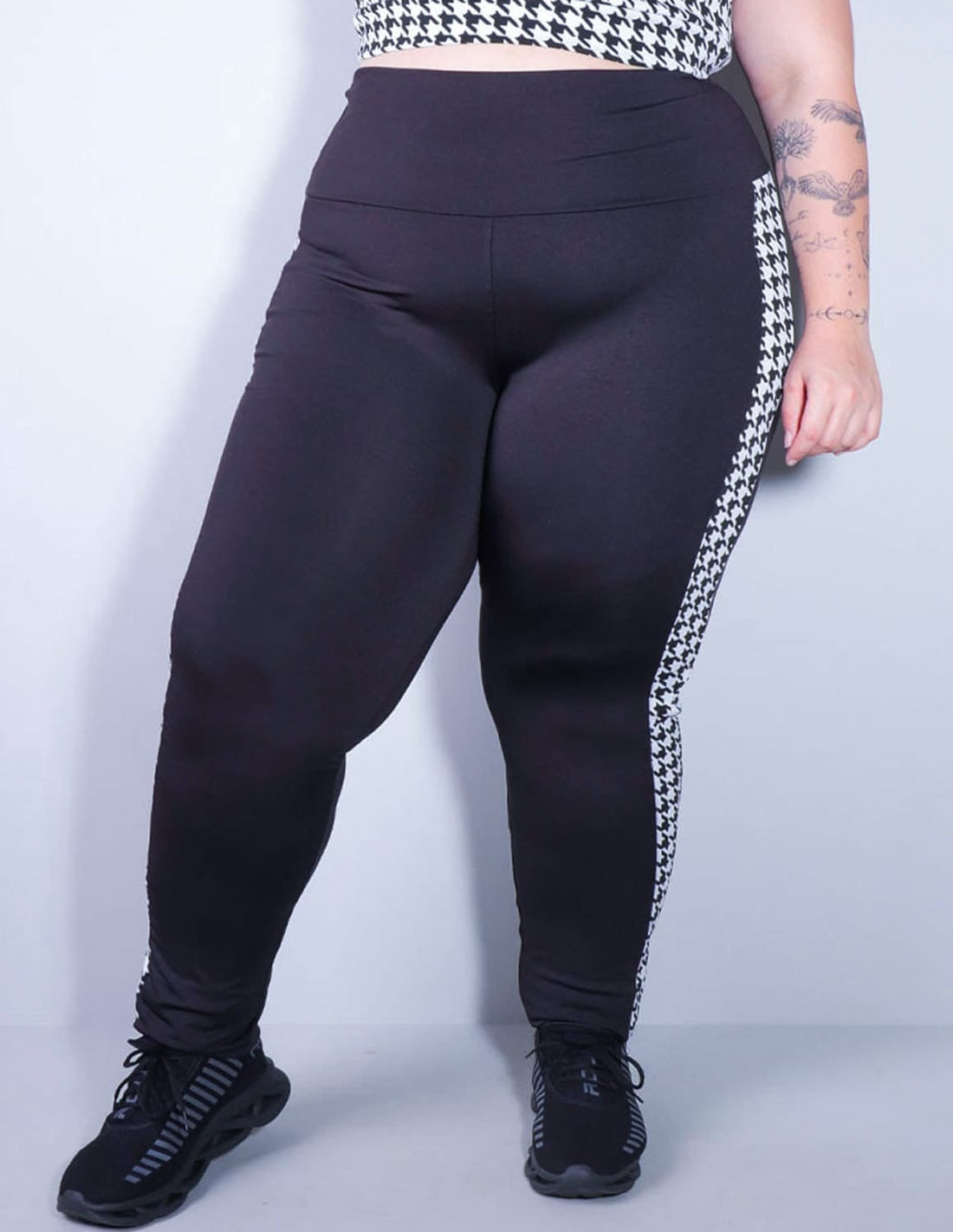 Calça Plus Size Preta com Recortes Laterais em Jacquard | Ref: 4.4.4308-3236
