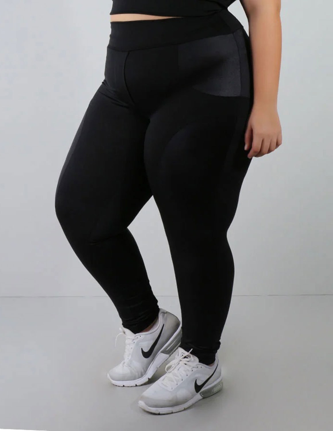 Calça Plus Size Preta com Detalhes de Cirrê | Ref: 4.4.4133C-01