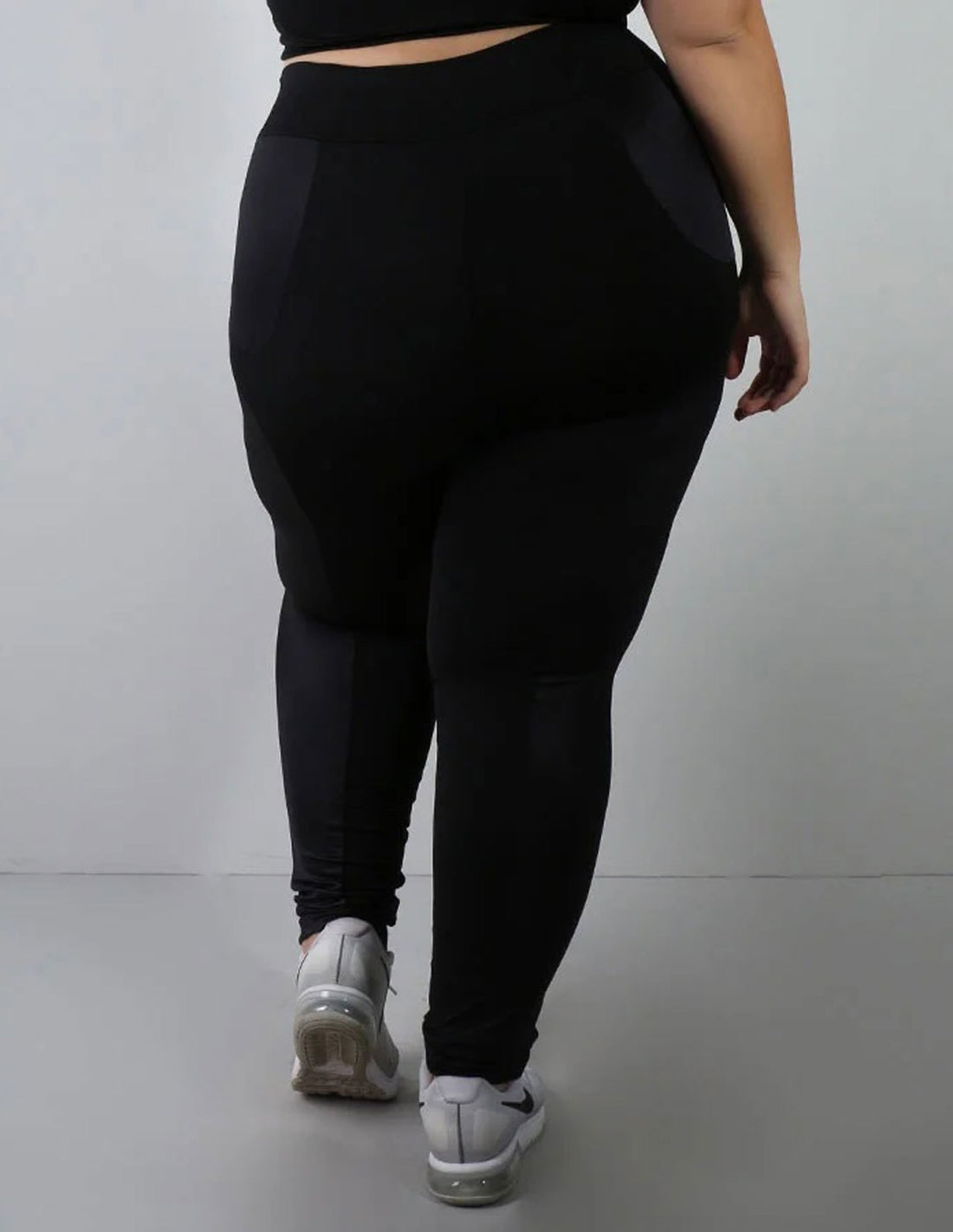 Calça Plus Size Preta com Detalhes de Cirrê | Ref: 4.4.4133C-01
