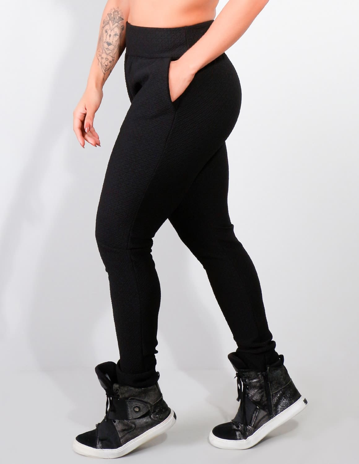 Calça Jogger Preta Texturizada com Bolsos | Ref: 3.3.2477-01