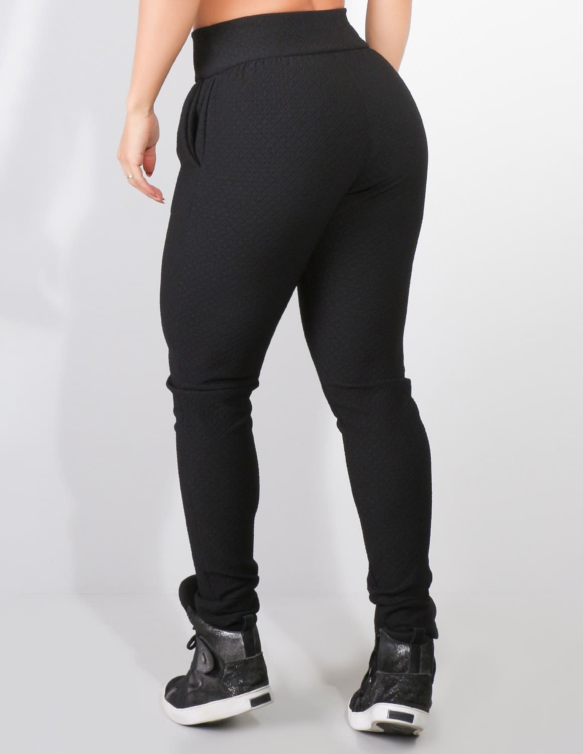 Calça Jogger Preta Texturizada com Bolsos | Ref: 3.3.2477-01