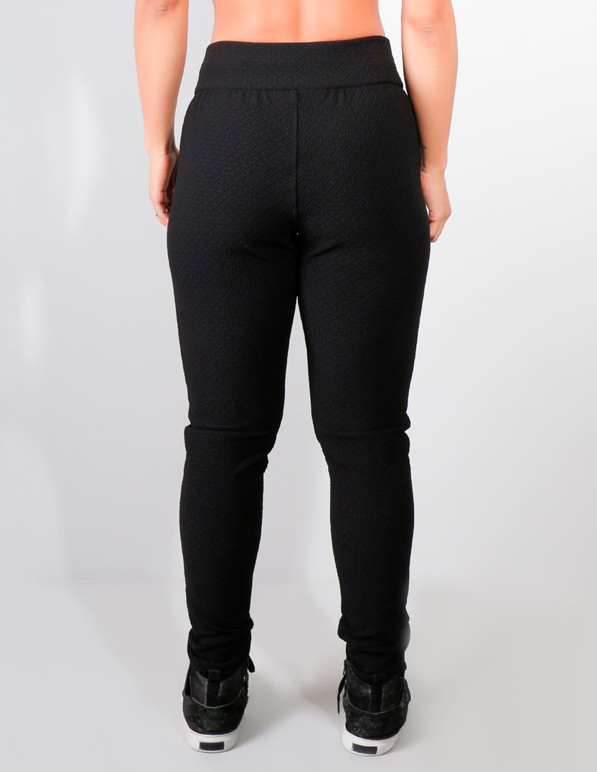 Calça Jogger Preta Texturizada com Bolsos | Ref: 3.3.2477-01