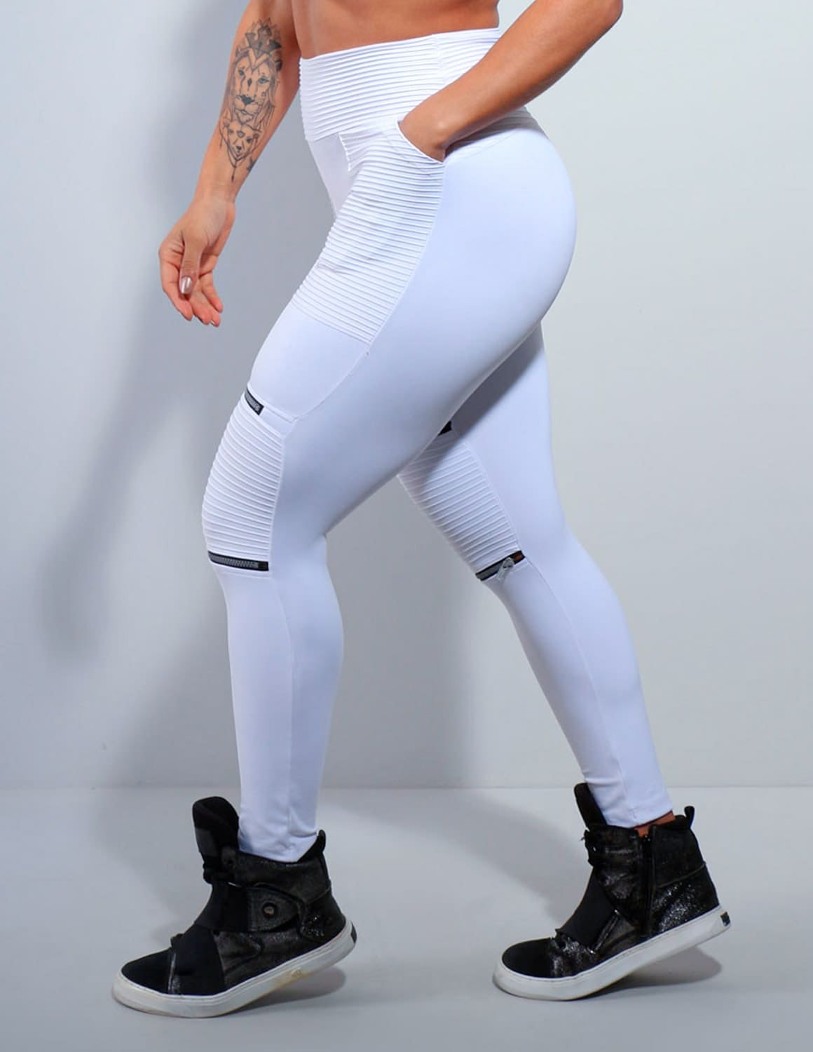 Calça em Poliamida Branca com Bolsos e Zíper | Ref: 3.3.2439-02