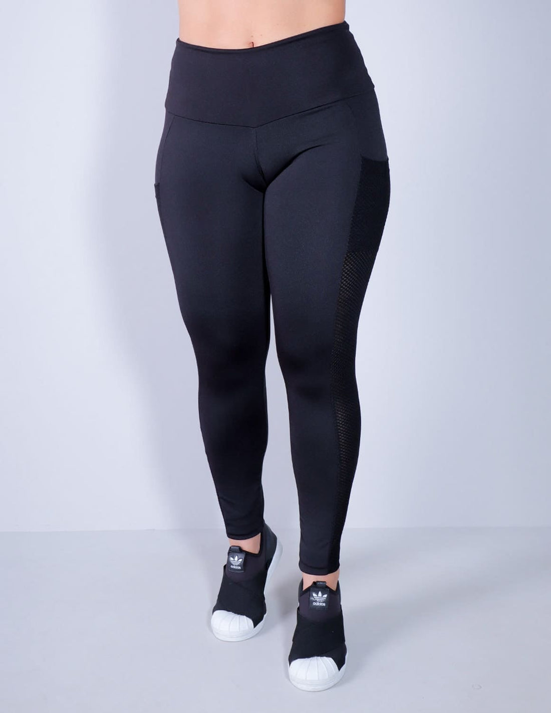Calça Legging Preta com Bolsos e Recortes de Tela | Ref: 4.4.4291-01