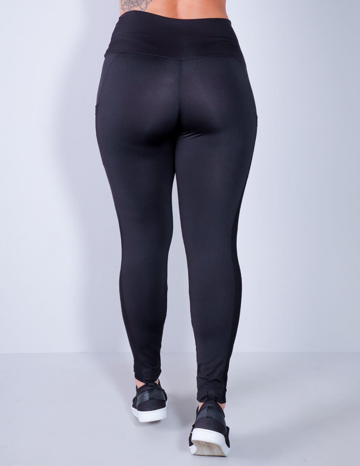 Calça Legging Preta com Bolsos e Recortes de Tela | Ref: 4.4.4291-01